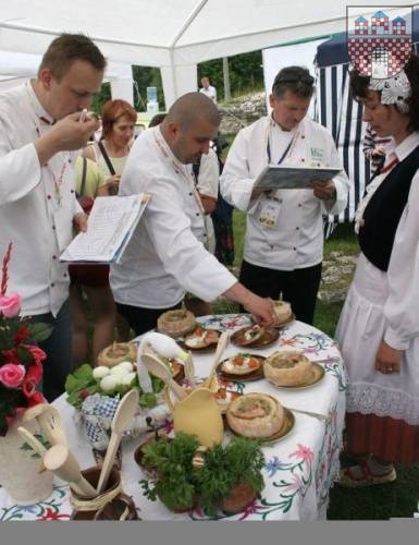 : Na fot. Pierwsza z prawej Izabela Szewczyk z Ostrowa w trakcie I Festiwalu Śląskie Smaki w Ogrodzieńcu w dniu 17 czerwca 2006 roku.